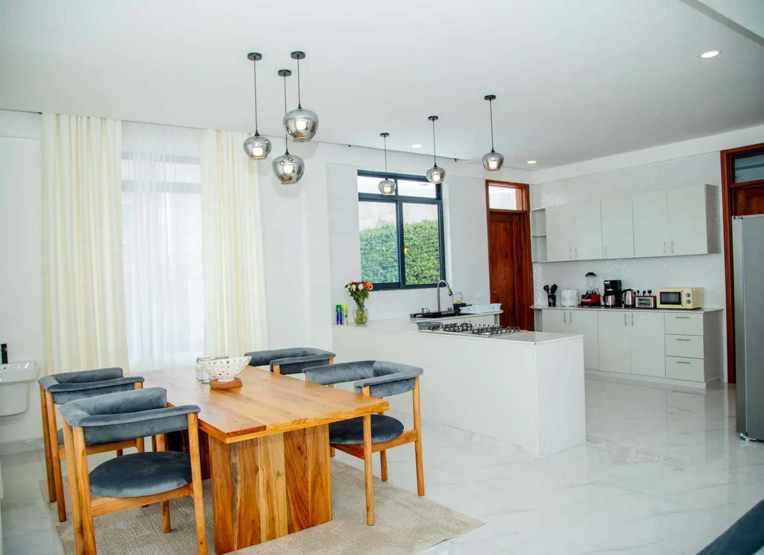 SMILE Apartments – Esstisch + Küche