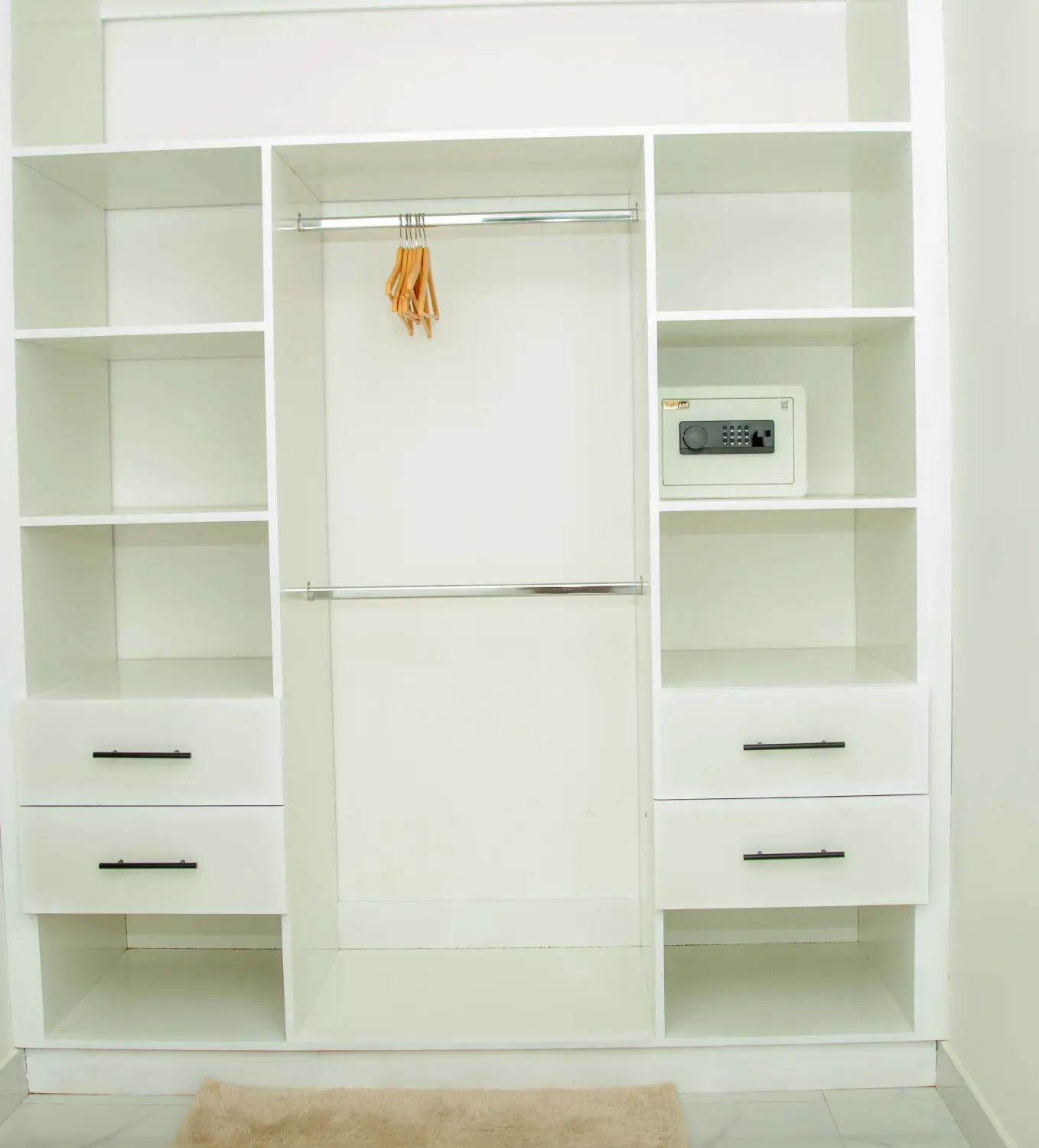 SMILE Apartments – Kleiderschrank