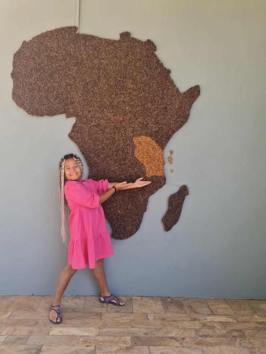 SMILE Apartments – ein Mädchen, das auf eine Karte zeigt